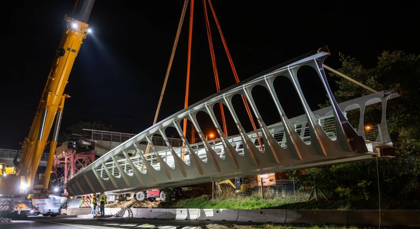 Pátynál autópályahidat bontanak az M1-es felett