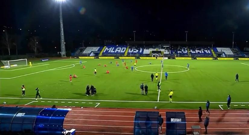 Megrendítő videó: zokogva rogytak a pályára a labdarúgók, mikor megtudták, hogy meghalt az edzőjük