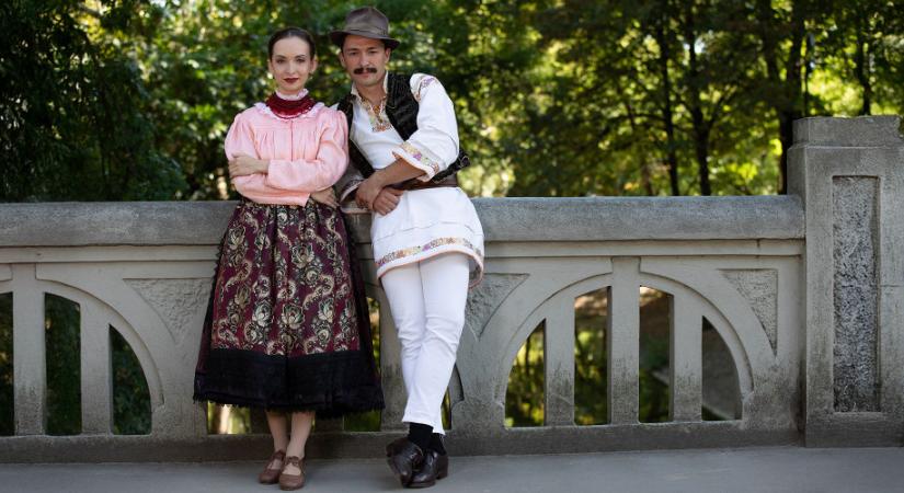 Az előadásban megjelennek Nagylak és Arad környéki szlovák énekek is