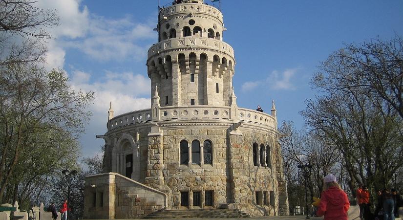 Megtépázta a szél János-hegyet