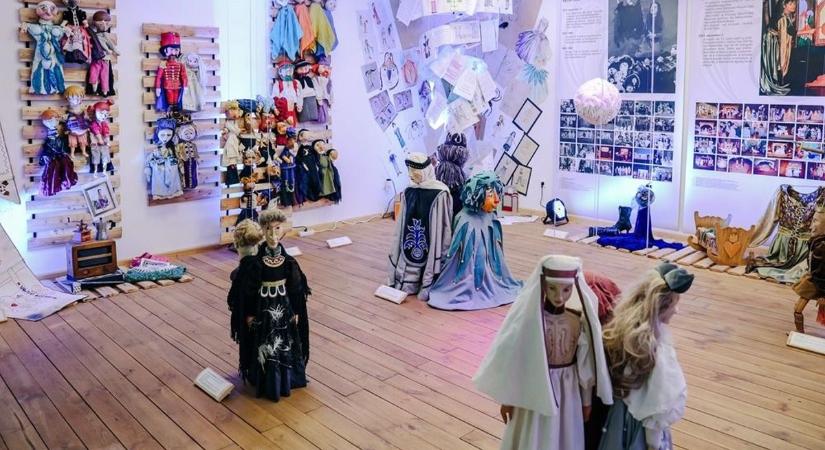 Fél évszázad a bábszínház bűvöletében – megnyílt Asbóth Anikó visszatekintő kiállítása a Vojtinában