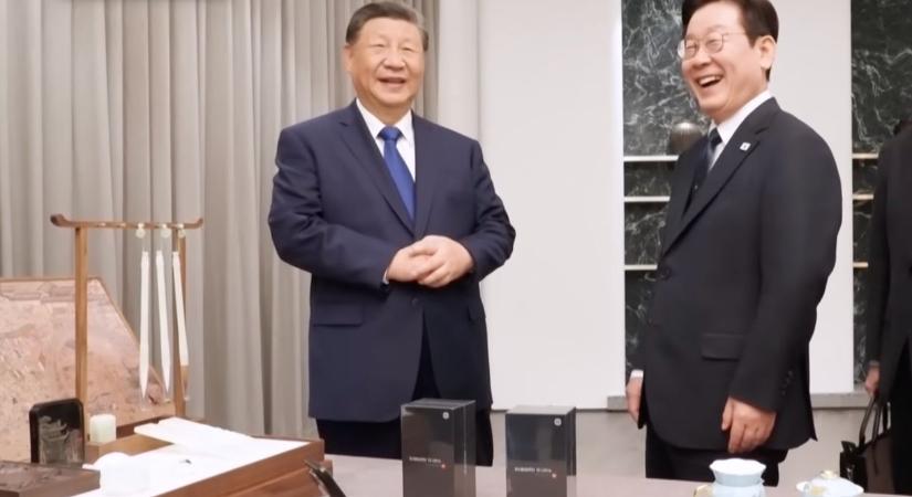 A Xiaomi telefonokban lévő „hátsó kapukkal” viccelődött a kínai elnök