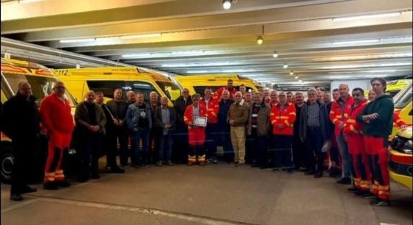 Nyugdíjba vonult a legendás debreceni mentős! - videón a búcsú megható pillanatai