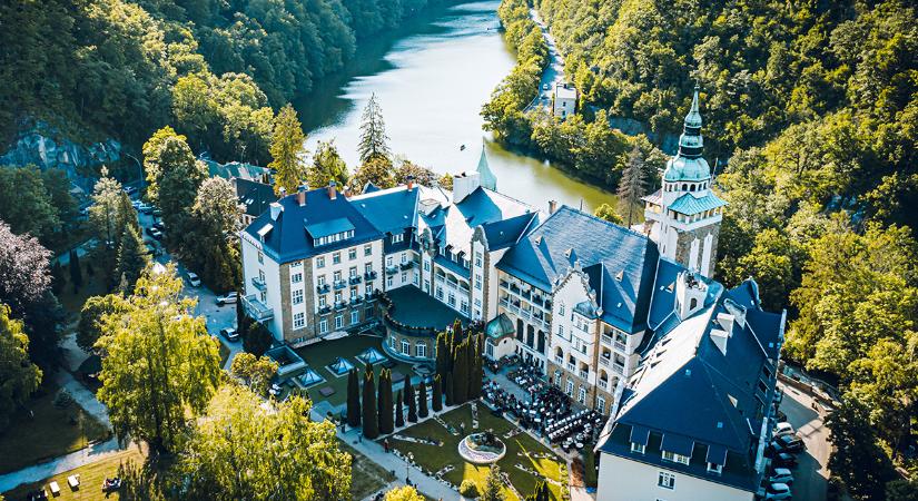 Palota a természet ölelésében