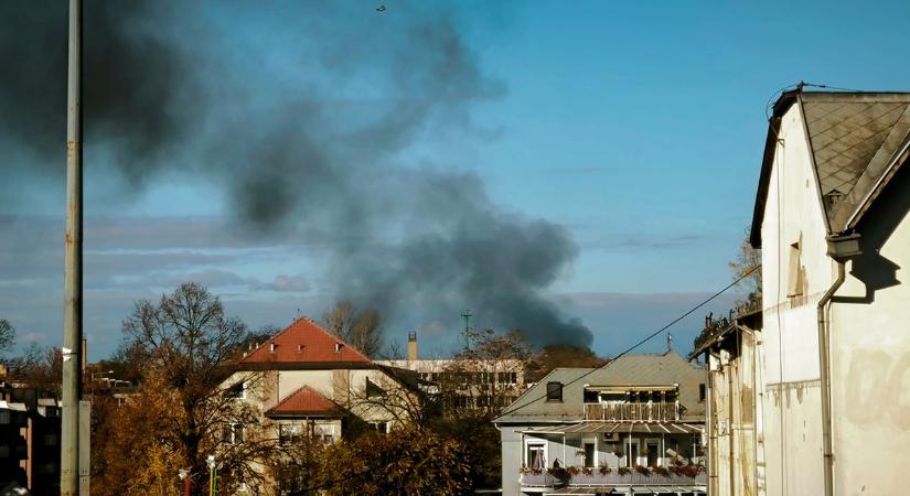Hatalmas lángok és füst Miskolcon, húszan voltak veszélyben!- fotó, videó!