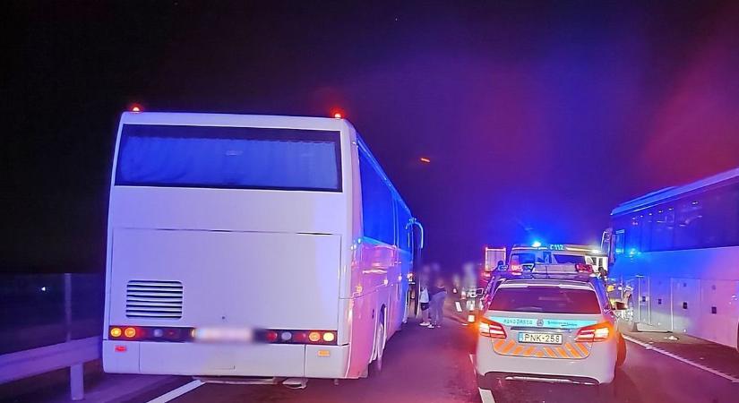 Ketten haltak meg a balesetben, újabb áldozatot követelt az M43-as – FOTÓK