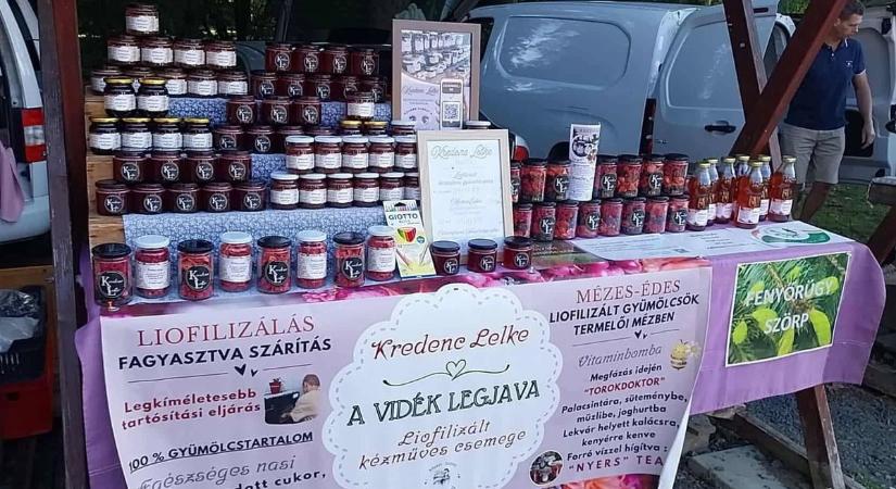 Sült kolbász, forralt bor, gyümölcslé és más termelői finomságok a termelői piacon