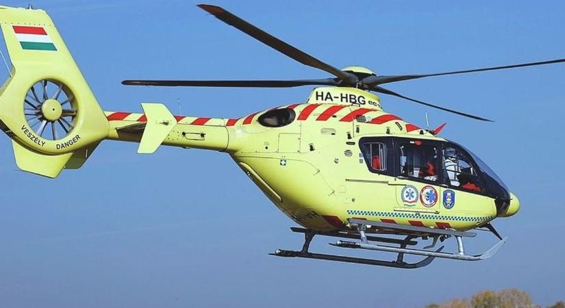 Baleset a 62-esen Perkátánál, mentőhelikopter is érkezett a helyszínre