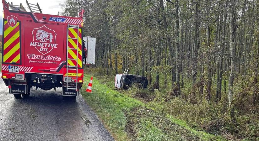 Megcsúszott a nedves úttesten – a kocsi az oldalára dőlve, az erdő szélén állt meg