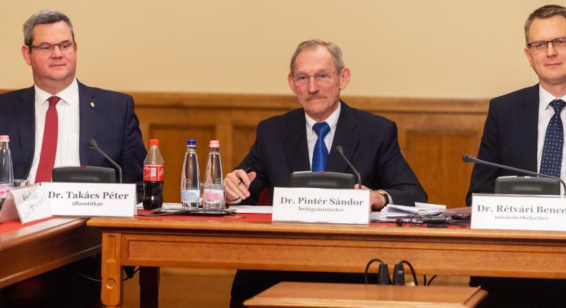 Pintér Sándor: Az én lelkemhez közel áll, hogy aki a feladatát nem végzi el, azt szankcionáljuk, attól azonban nagyon óvnak, hogy betegeket büntessünk