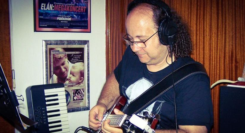 55 éves Ardamica Zorán szlovákiai magyar író, zenész