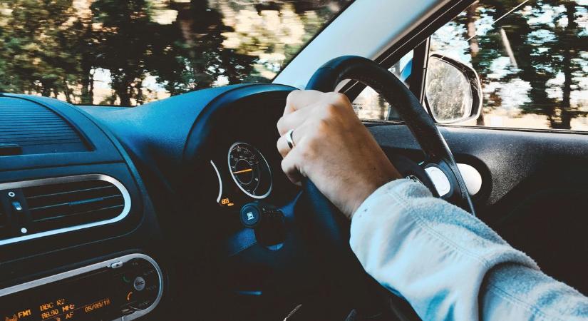 Kötelező biztosítás: az autósok többsége évente tízezreket hagy veszni