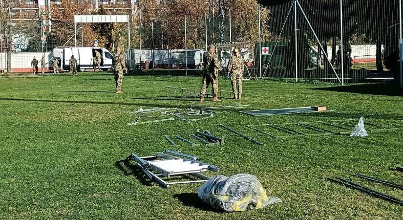 Katonák lepik el Kapuvárt, fegyvereket, gránátokat is hoznak, mutatjuk, miért