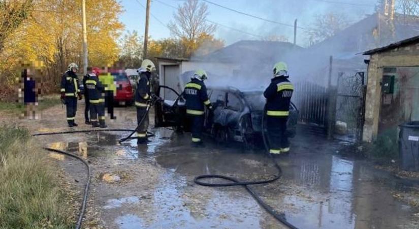 Helyszíni fotókon a Tatabányán lángoló autó