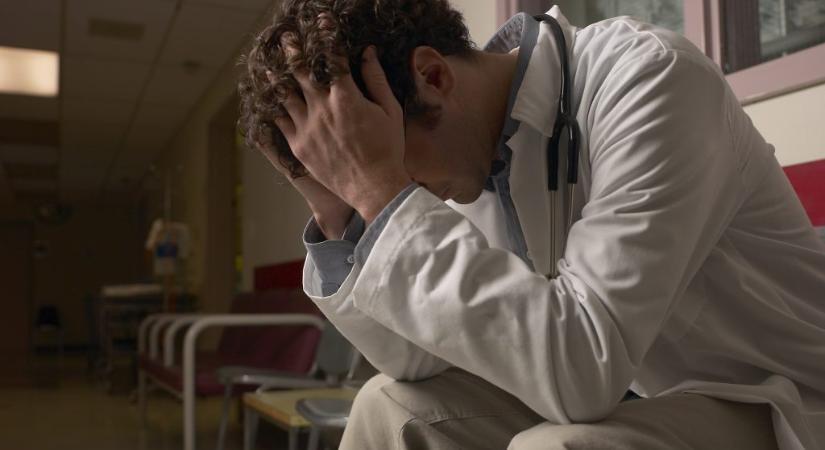 Csontrészegen fogadta a betegeket egy orvos a rendelőjében