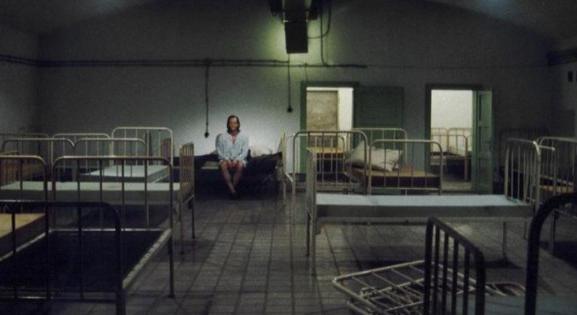 Krasznahorkai és Tarr Béla elveszettnek hitt filmjében mindenki elhagyja Magyarországot