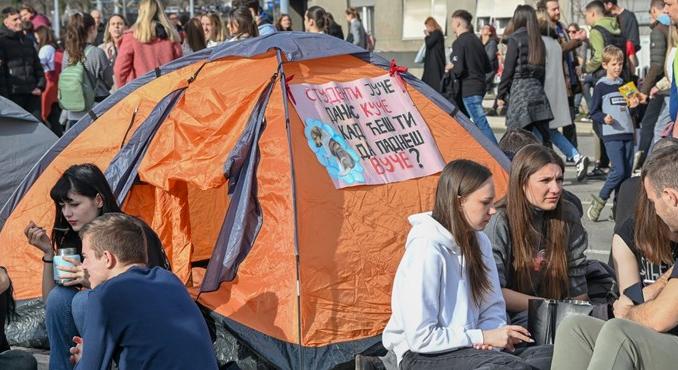 Egy éve bénítják a szerbiai egyetemeket a tiltakozó diákok, most újraindulhat az oktatás