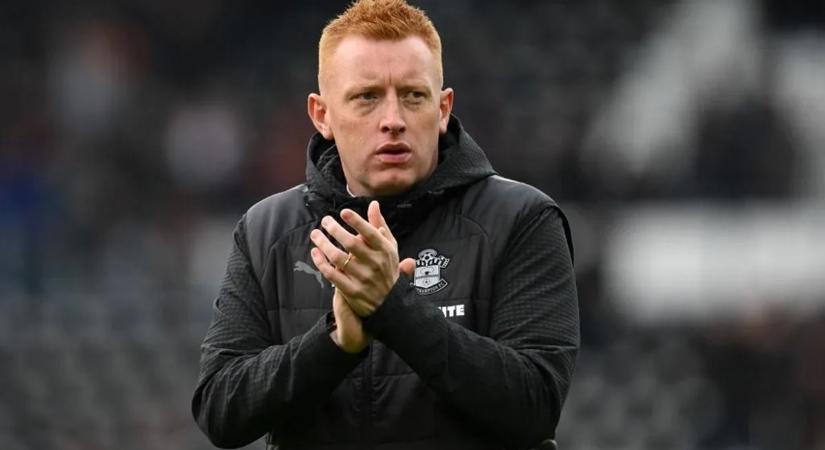 Sokkoló időzítés, kirúgták a közönségkedvenc csodaedzőt