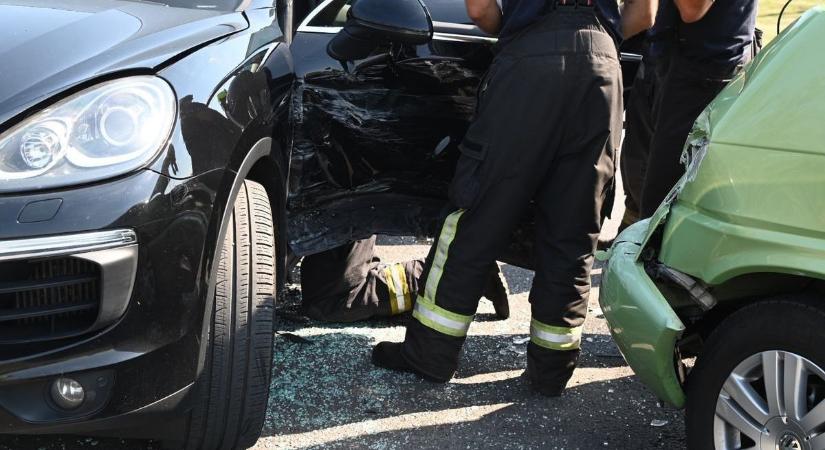 Teljes útzár Cegléden: két autó karambolozott, a roncsba szorult egy ember