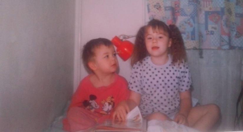 Megható képeket tett közzé Lukóczki László testvére a gyerekkorukból