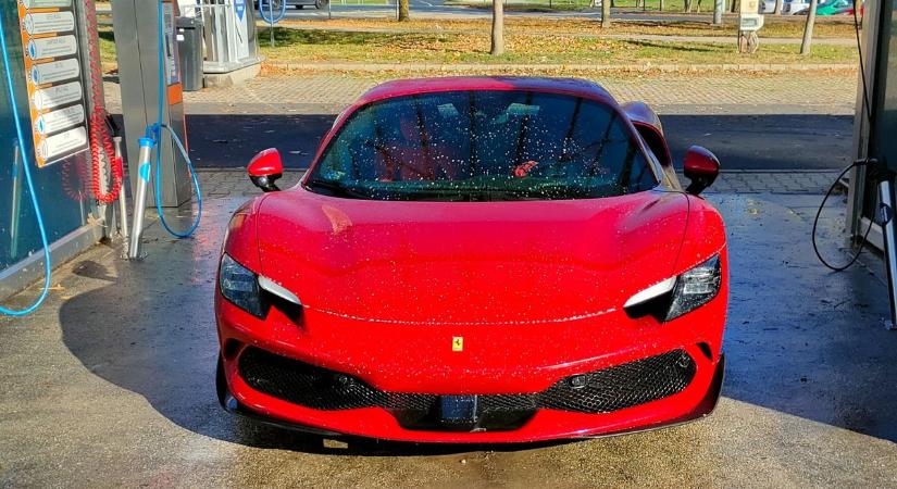 Wellnessre vitték a dögös Ferrarit a zalai városban