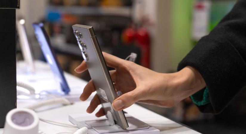 Lebukott - Hamis mobilokkal akart kereskedni Mosonmagyaróváron