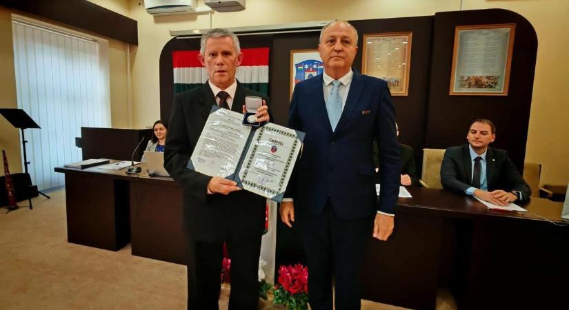 Kapuváron kitüntették a muzsikust, öregbíti a település hírnevét