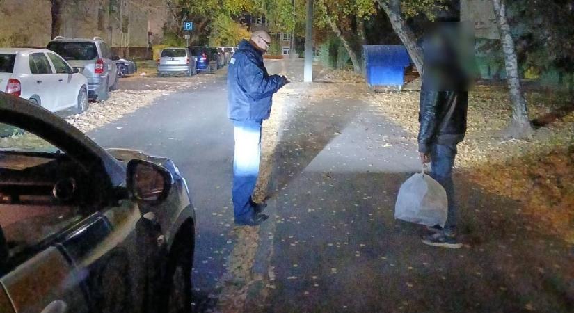 Hajnalba nyúló éjszakai akció Gyöngyösön! Rendészek suhantak a társasházaknál, ezért szántották fel az utcákat