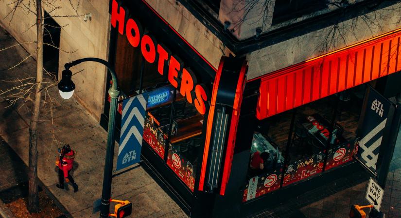 Visszatér a Hooters: újra a legendás pincérnők adják a márka lényegét