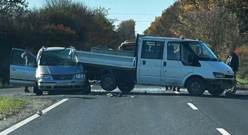 Súlyos balesethez riasztották a mentőket, egy kamion is az árokba borult helyszíni fotók, videó
