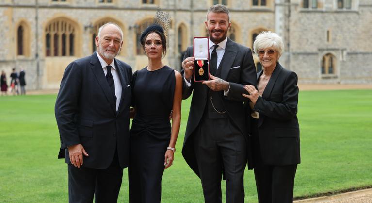 Kelj fel, Sir David! – Károly király lovaggá ütötte Beckhamet, az angol futball ikonikus alakját