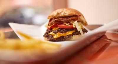 Megnyílt a Sajtburesz – A Zing új smashburgerezője Újlipótvárosban