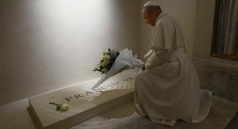 A Szentatya felkereste Ferenc pápa sírját és imádkozott szeretett elődjéért