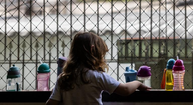 Arc nélküli fotókat posztolnak, mert a gyermekvédelem nem elég szigorú