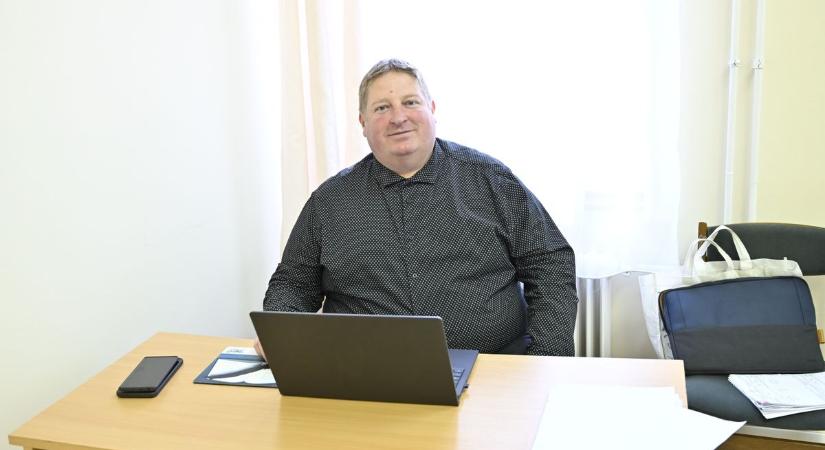 A püski polgármester egy éve cserélte a fakanalat a faluvezetői székre