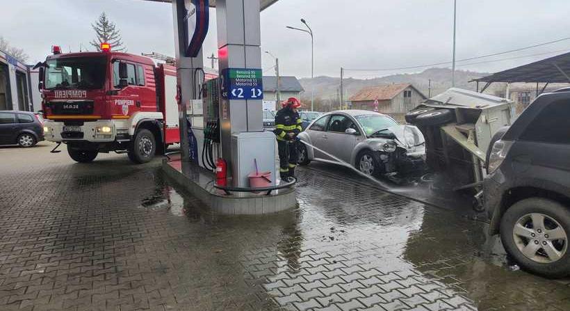 Ezer liter gázolaj ömlött ki egy benzinkútnál, amikor két autó ütközött