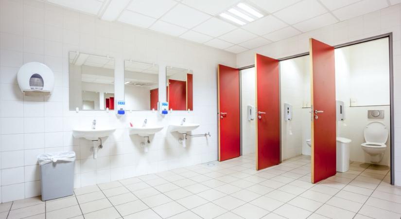 Kamerákat rejtett a női vécékbe egy 22 éves kukkoló, de egy kiskorú lány kibabrált vele