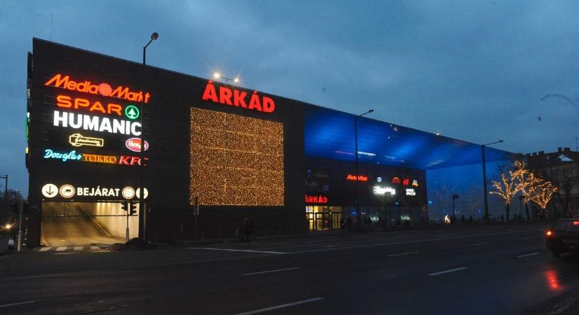 A hősök köztünk járnak – véradásra készülnek a szegedi Árkádban