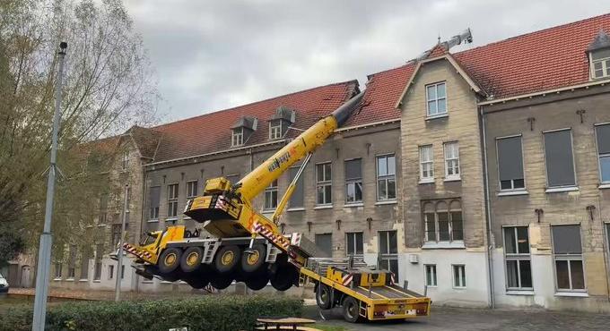Hollandiában egy építési daru betörte egy rendelőintézet tetejét