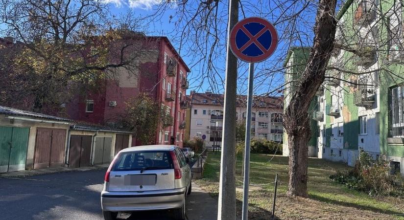 A Zárda közi rejtély – a „Megállni tilos” tábla, ami mágnesként vonzza az autósokat
