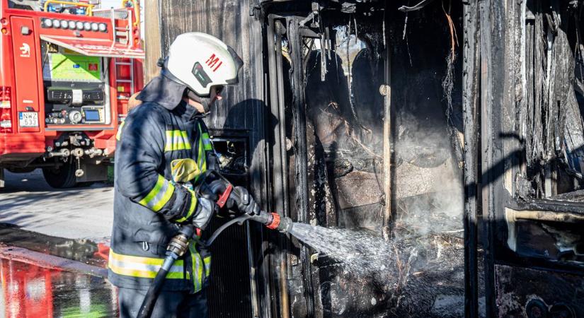 A buszvezető éberségének köszönhetően nem történt tragédia! Fotókon és videón az oltás pillanatai