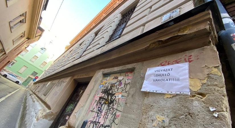 Több hónapja semmi változás: még mindig hull a vakolat Pécs belvárosában! (VIDEÓ)