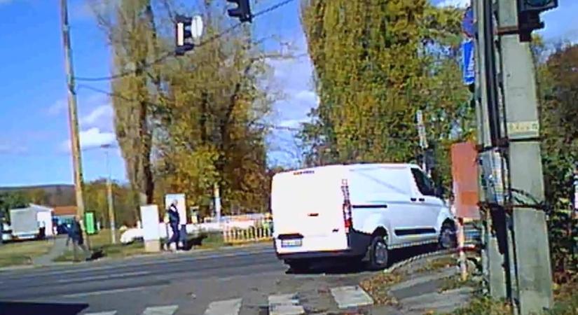 „Remek" példát mutatott a tanulóvezetőknek: így húzott egy a piroson egy furgonos Pécsen (VIDEÓ)