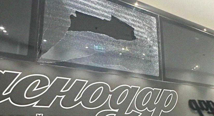 Rátámadtak a csapatbuszra a rangadó előtt, amin a volt Fradi-edző is utazott - fotó és reakció