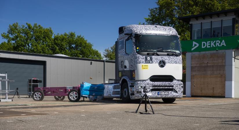 Többször nekihajtottak egy álcázott teherautónak