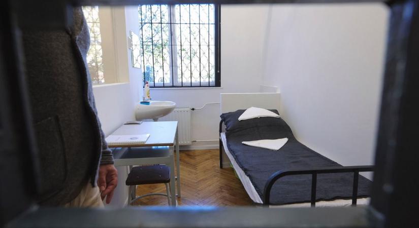 Nem díszlet: igazi börtöncella létesült a szegedi iskolában – galériával, videóval