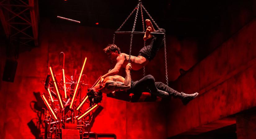 Mitikus lények, karnyújtásnyira repülő artisták: beleveszhetünk a labirintusba a Recirquel Társulat új darabjában