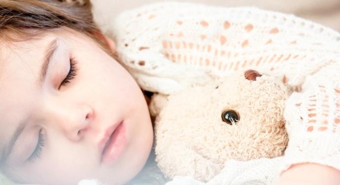 Tünetek, amikből a szülők felismerhetik a koronavírus okozta sokszervi gyulladást gyerekeiken