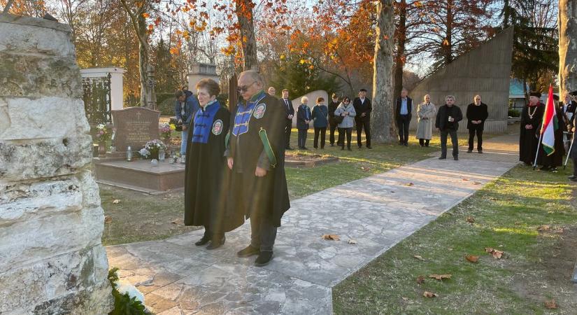Főhajtással emlékeztek az 1956-os hősökre a nemzeti gyásznapon – fotók