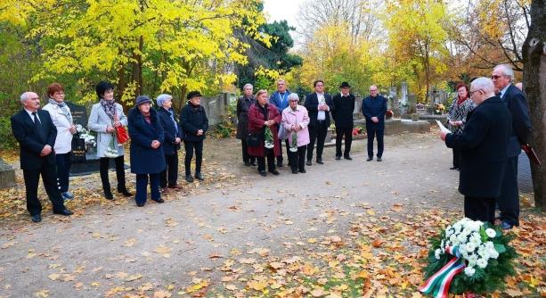 A kegyelet koszorúival emlékeztek a világháborúk áldozataira
